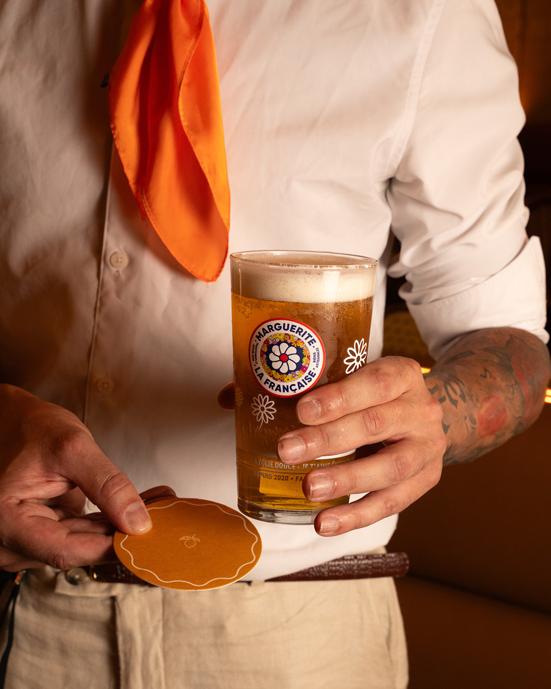 Un serveur de Casa Nina présente une bière fraîche