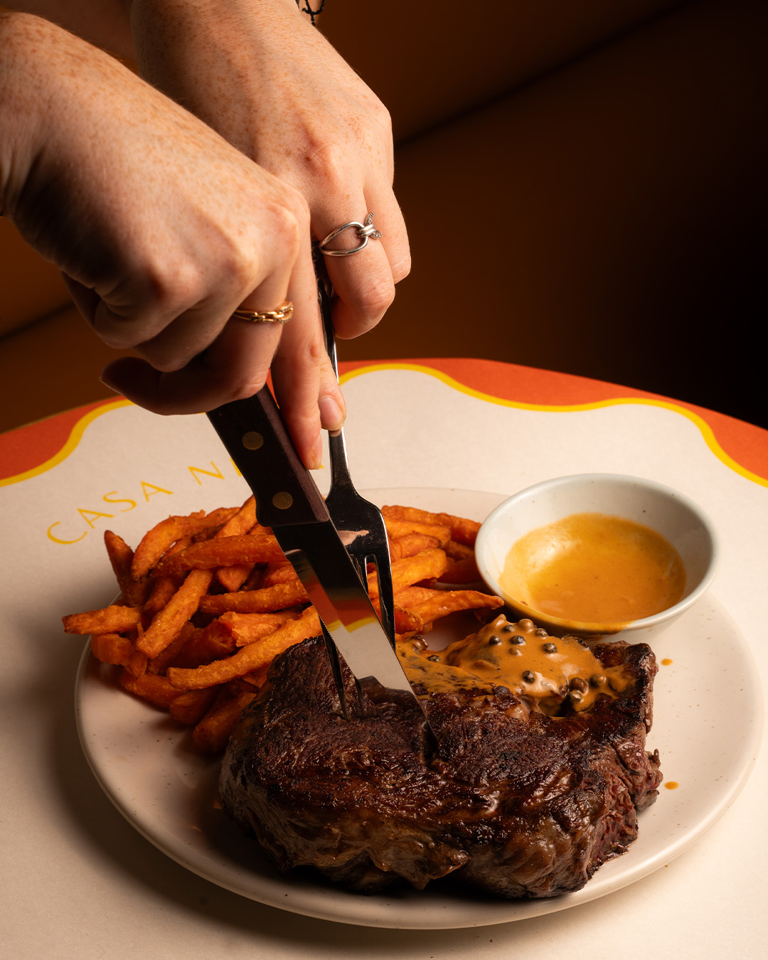Entrecôte grillée, frites et sauce au poivre