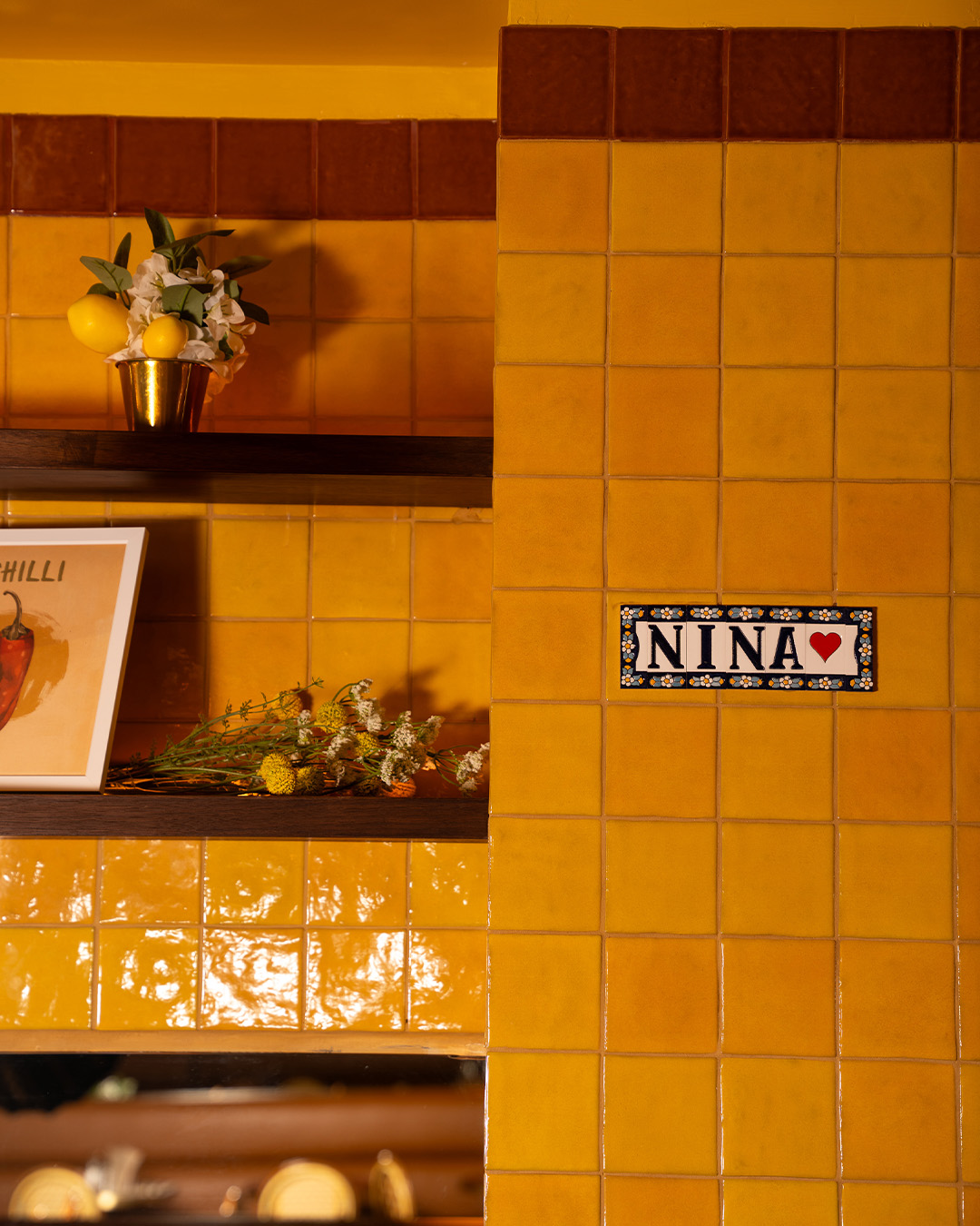 Le décor chaleureux aux carreaux jaunes de Casa Nina