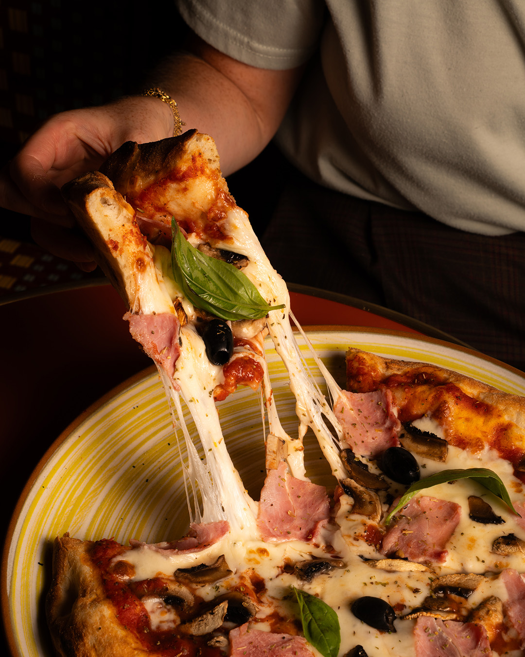 Pizza Casa Nina au jambon, champignons, olives et basilic